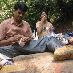 ಬಾಳೆಹಣ್ಣು ತಿಂಬುದು , ಬಂಡೆಕಲ್ಲಿನ ಮೇಲೆ ಕೂತು